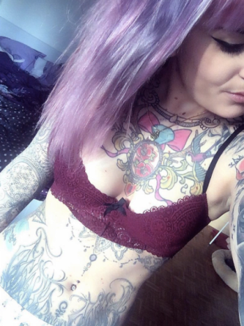 lila hajú tetováló lány