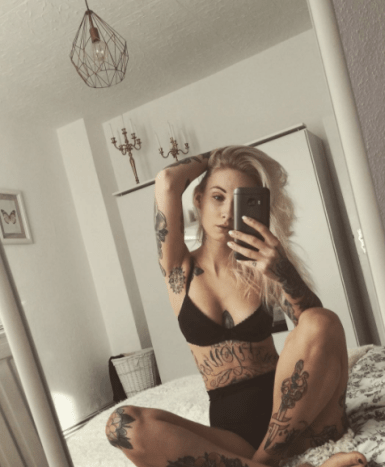 tetováló lány az ágyon szelfi