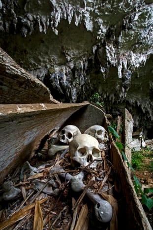 Lombok (landsby), Sulawesi, Indonesia, forfedres bein vist i en falleferdig kiste ved grotteinngangen WEB