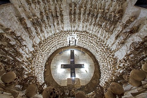 Lampa, Peru. Ser ned i den store ossuary -graven under byens kirke.