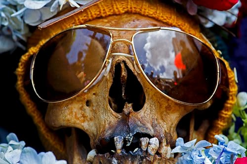 La Paz, Bolivia. Skalle iført solbriller på den årlige skallenfestivalen på Kirkegården.