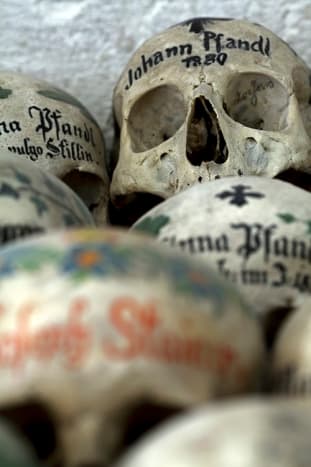 Hallstatt, Østerrike, malte hodeskaller i det lokale karnelhuset, en gang en del av en utbredt tradisjonell WEB