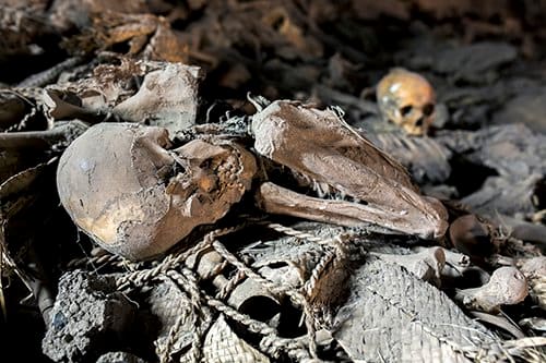 Etiopisk gravhule, rester av pilegrimer vist på et hellig sted nær Lalibela.
