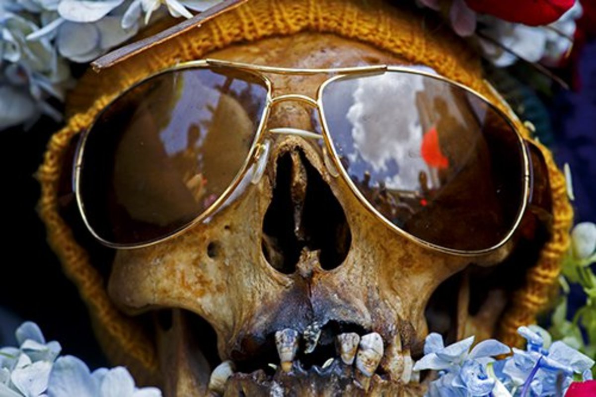 La Paz, Bolivia. Skalle iført solbriller på den årlige skallenfestivalen på Kirkegården.