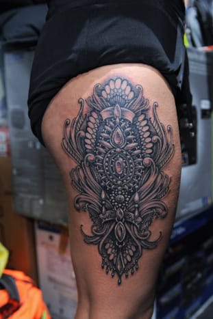 NEW YORK, NY - 6. DESEMBER: Utsikt over sesong 8 -finalisten Ryan Ashleys live -tatovering under