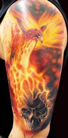 Adam Kremer figyelemre méltó tetoválásában egy Főnix emelkedik ki égő koponyából.