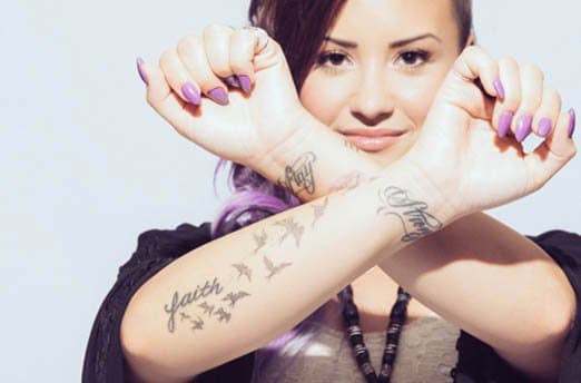 Demi Lovato En annen tidligere Disney -sensasjon, Demi Lovato har en god del tatoveringer. Demis tatoveringer har en tendens til å stemme rundt temaer om selvkjærlighet og selvaksept, og hun fikk sine tatoveringer etter at hun forlot rehab i 2011. Siden fortsetter hun å legge til tatoveringssamlingen sin og spre budskapet om kroppsaksept.