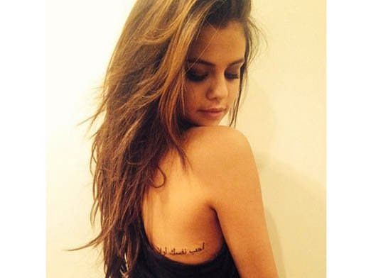 Selena Gomez Selv om Selena Gomez kan være mer uskyldig enn Miley eller Demi, betyr det ikke at hun ikke har gått under nålen og blitt tatovert. Gomez har flere små tatoveringer, inkludert en musikknote på håndleddet, året da moren ble født på nakken, og