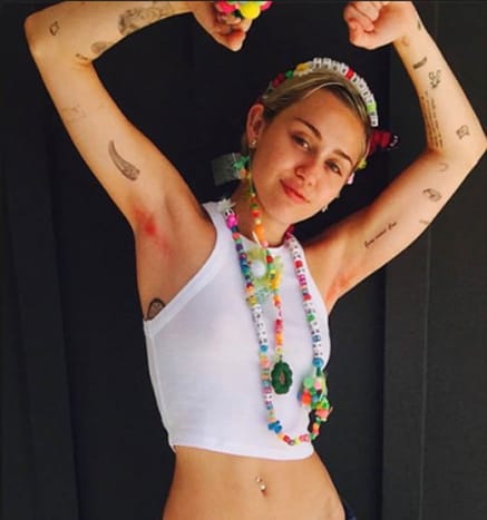 Miley Cyrus Den tidligere dronningen av Disney er ikke lenger Hannah Montana lenger, og denne lille opprøreren har tatoveringssamlingen for å bevise det. Miley elsker å blande sine 