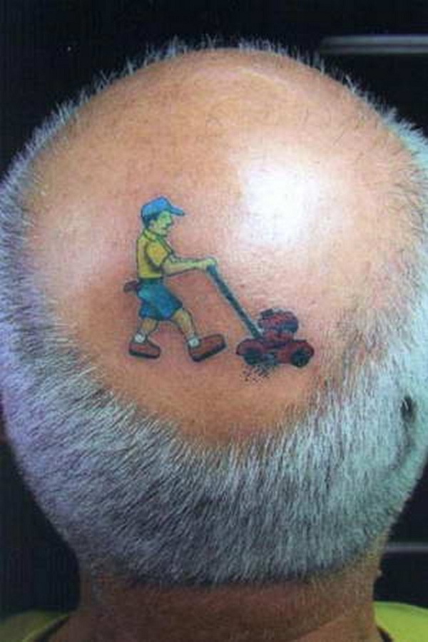 morsom tatovering på skallet hode