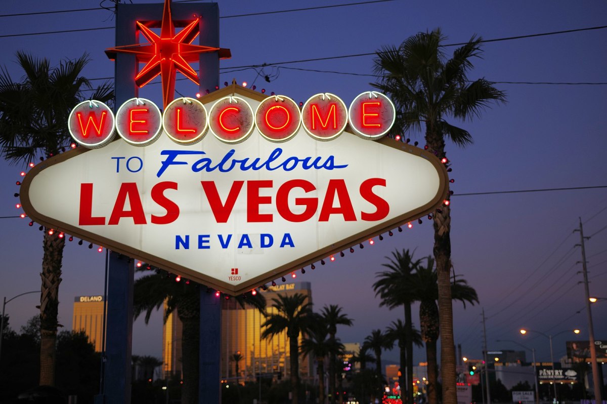 1600px-Las_Vegas_Sign_Nightly