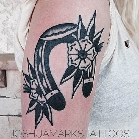 Joshua Marks tatoverte hestesko på høyre arm. Hun har sagt at hun fikk det opp ned fordi hun jobber veldig hardt, så hun trenger ikke flaks.