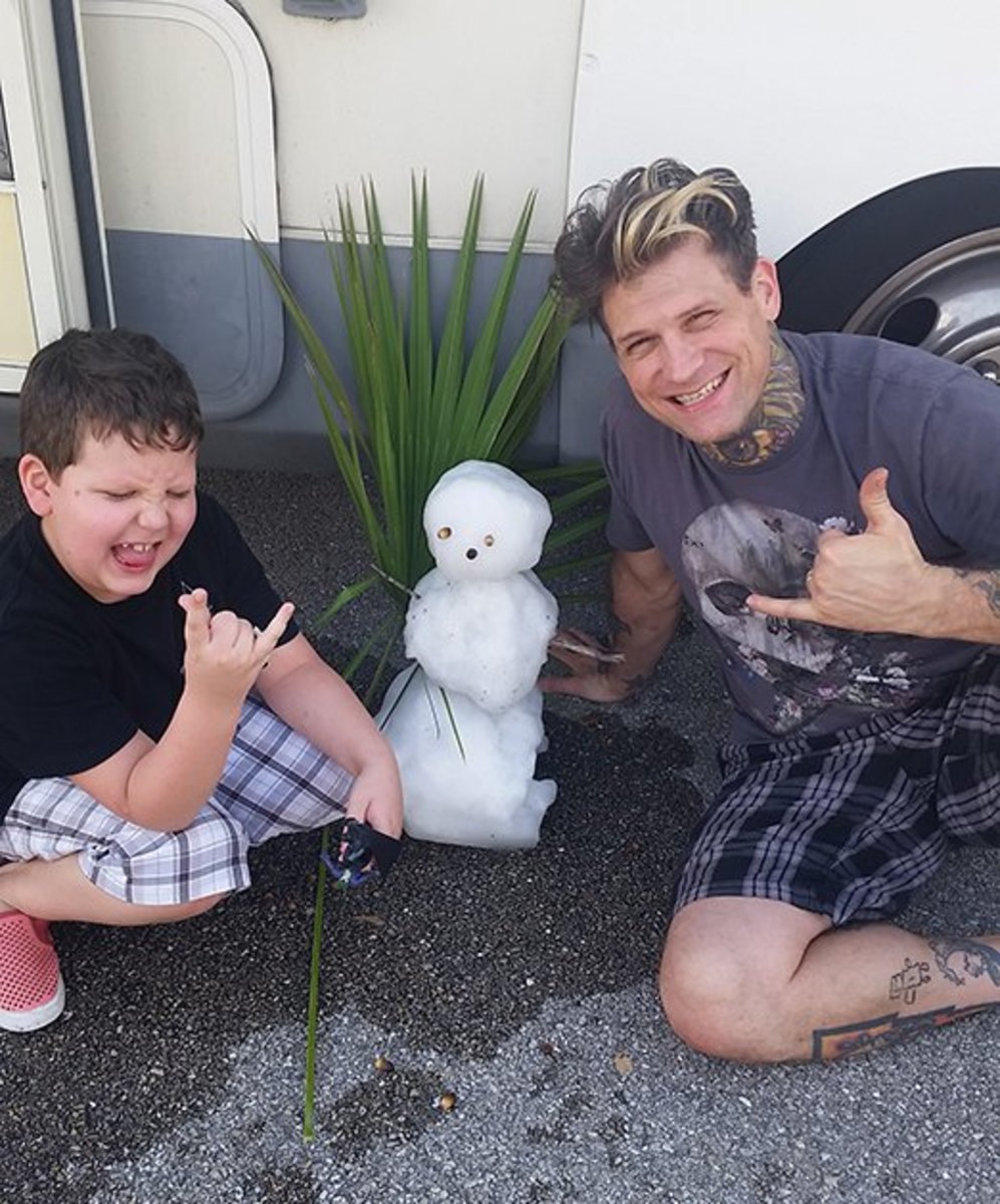 Kyle és fia egy hóemberrel Floridában építettek.