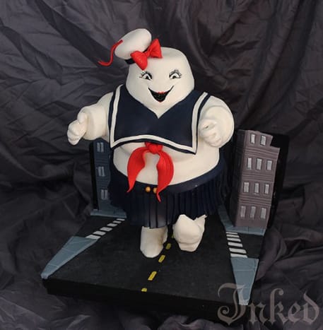 Stay-Puft Marshmallow Miss av Heather ShermanArt2Eat Cakes @art2eatcakes på Instagram, Twitter, Pinterest Hyllest til den nye damen Ghostbusters-filmen ute i juni 2016, Stay-Puft Marshmallow som en frøken.