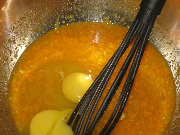 roer eieren met zeste en sinaasappelsap