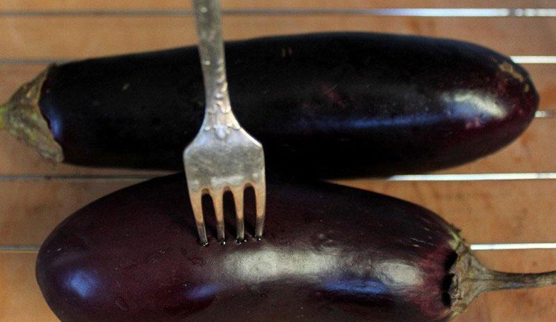 prik de aubergine in met een vork