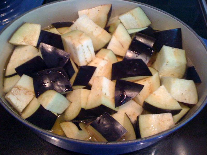 kook in plakjes gesneden aubergine