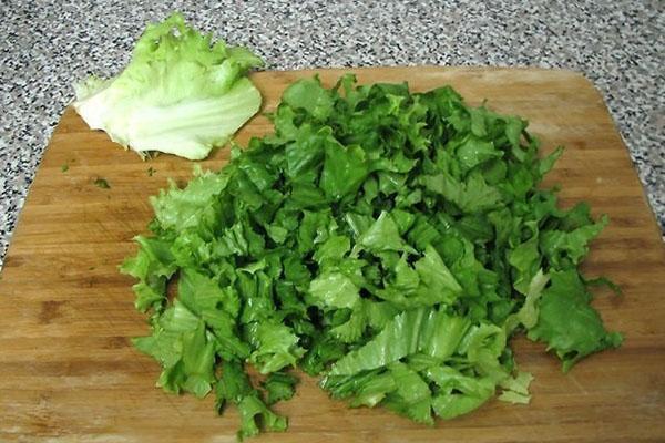 nasjeckajte zelenu salatu