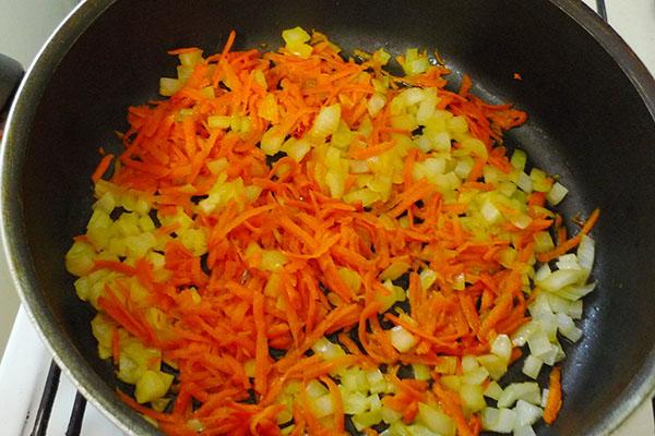 ispržite mrkvu s lukom