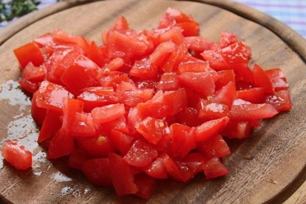 snij de tomaten in stukjes