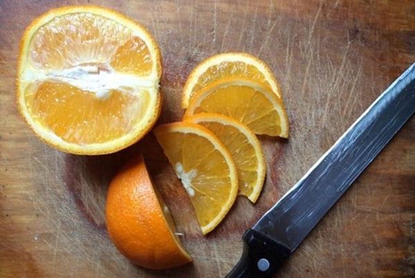 nasjeckajte naranču s korom