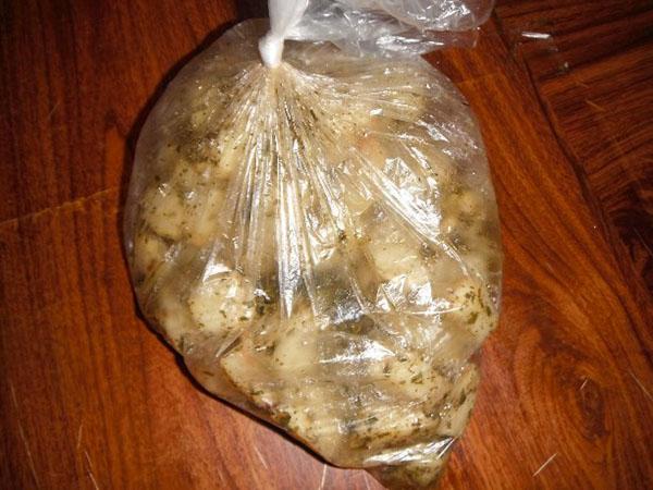 gebakken aardappelen in een zak