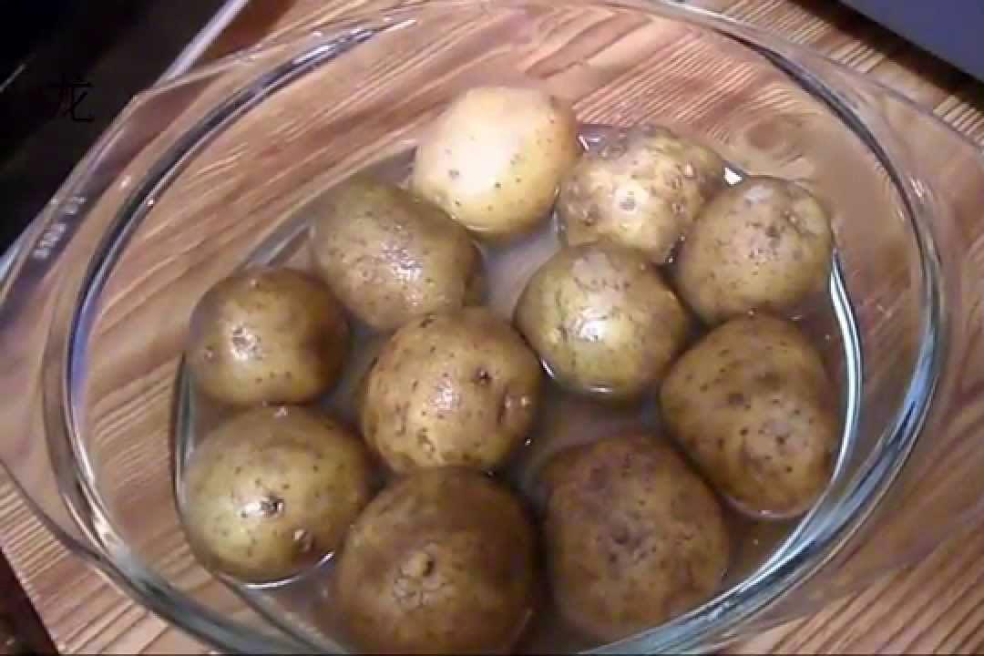 aardappelen snel en gemakkelijk met schil in de magnetron