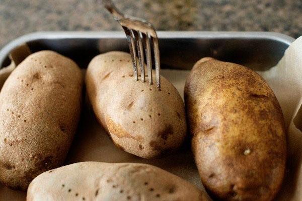 aardappelen klaarmaken om te bakken