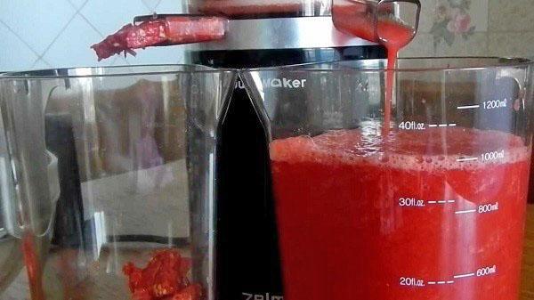 rajčice provucite kroz sokovnik