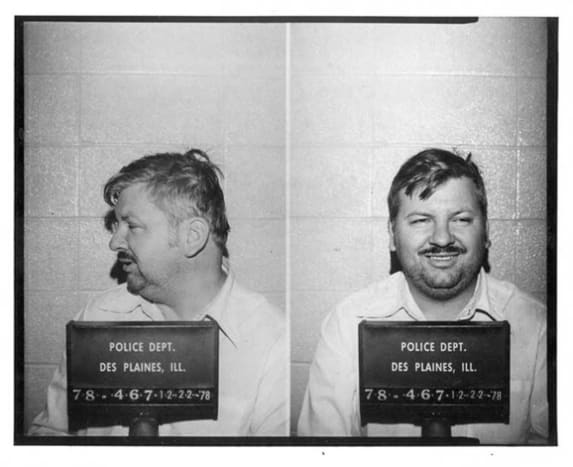 A híres sorozatgyilkos John Wayne Gacy halálos injekciót kapott 33 nemi erőszak és gyilkosság vádjával. Utolsó étkezési kérése 12 sült garnélarák volt, egy vödör KFC sült csirke, hasábburgonya és eper. Ironikus módon Gacy egy időben 3 KFC étterem menedzsere volt.