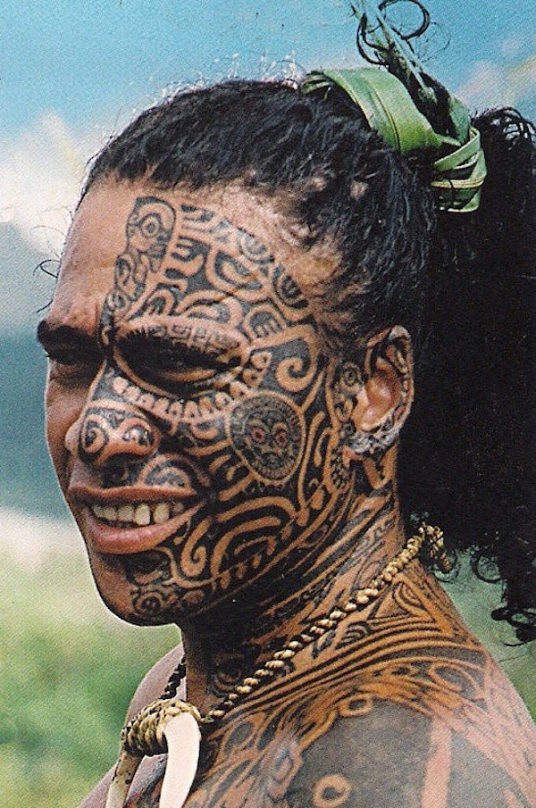 Útmutató a maori tetováláshoz. Hogyan szerezheted meg a tiedet és miért kellene?