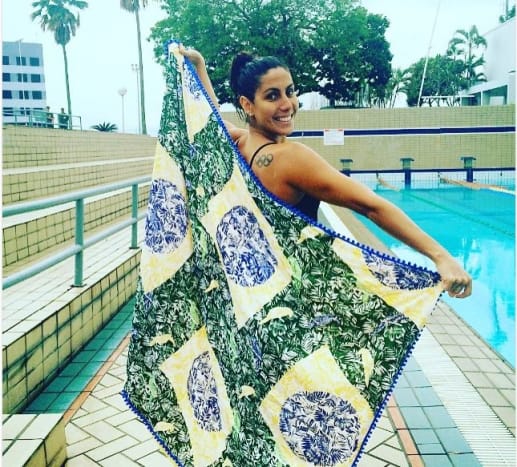 A brazil úszó, Lara Teixeira megmutatja ország büszkeségét, valamint az olimpiai gyűrűk tetoválását. Fotó: Lara Teixeira/Instagram. A NOB azonban más álláspontot képvisel az olimpiai gyűrűk tetoválásával kapcsolatban. 