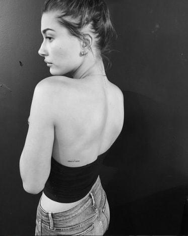 Hailey Baldwin 17 tetoválása egyikét mutatja be. Fotó: Instagram.
