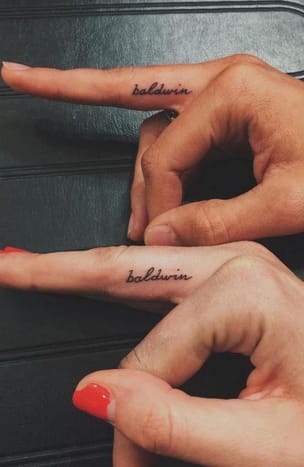 hailey-baldwin-finger-tetoválás