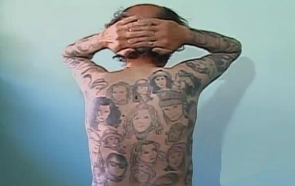 Foto via Mirror Friendly -mannen: ‘Har du flere tatoveringer?’ Miljenko Parserisas Bukovic: ‘Av Julia, ja.’