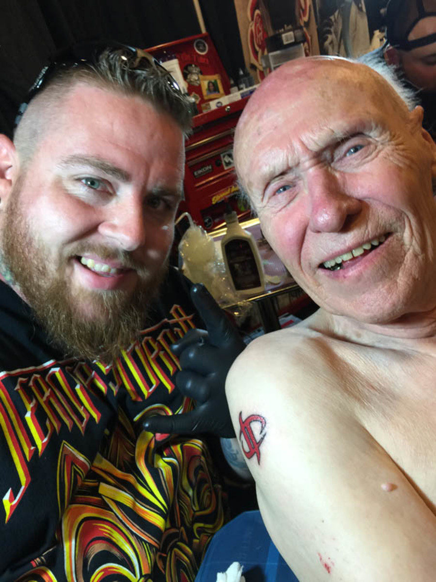 Hetlinger sammen med tatovøren Dusty Chamblin