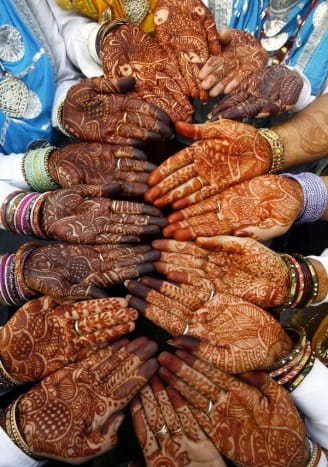 I noen kulturer kommer brudefesten sammen og farger fingertuppene mens de sender sine velsignelser til bruden.