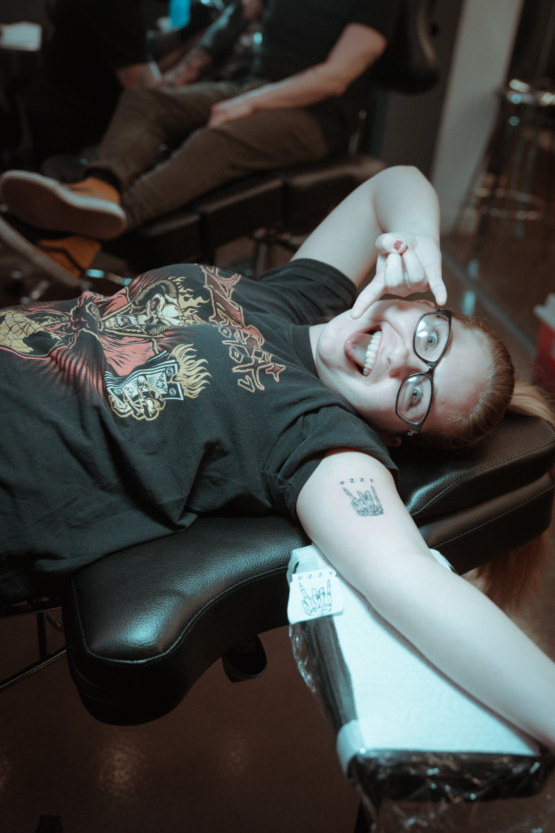 Alyssa virker ganske begeistret for sin nye tatovering.