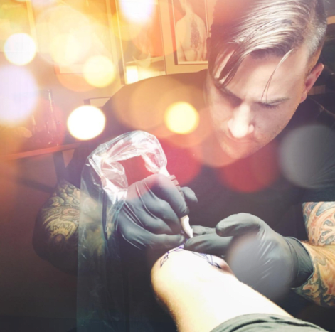 tetoválóművész a munkahelyen