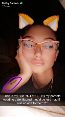 Hailey Baldwin avslørte historien bak hennes første tatovering på Snapchat. Foto: Snapchat/Hailey Baldwin.