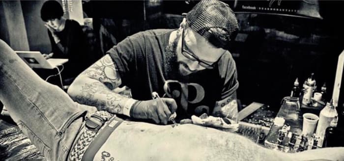 Foto: Facebook. Tatoveringen ble utført av Ben Doran hovedartist og eier av River City Tattoo Collective i Bath, og tok hele 14 timer å fullføre. D & apos; oh! 