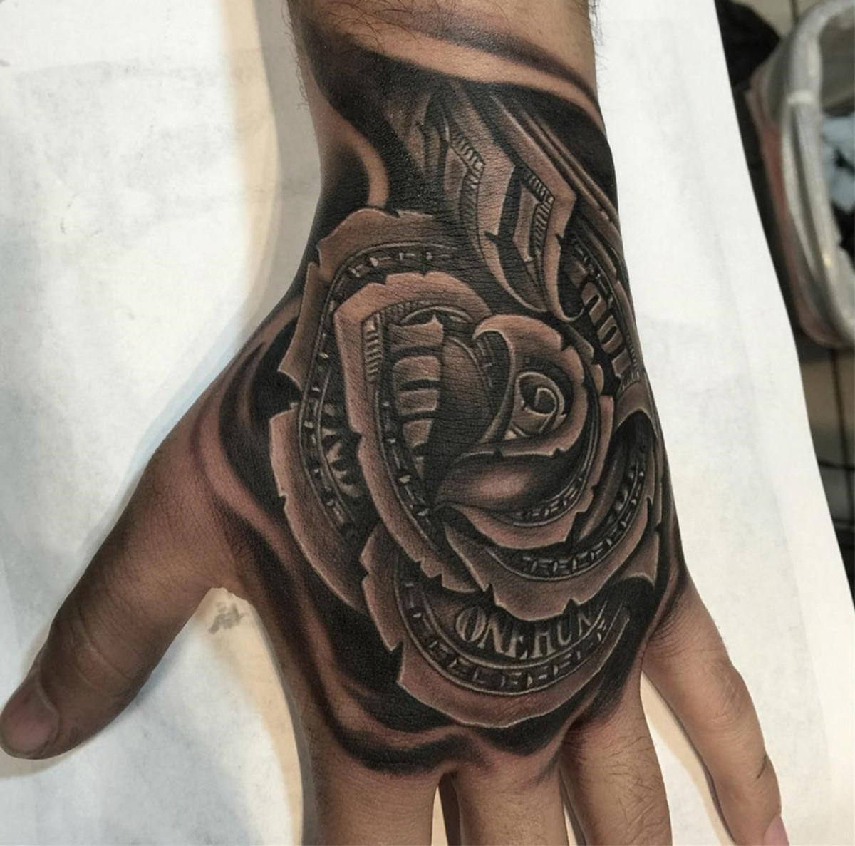 pénz-rózsa-férfi-kéz-tetoválás