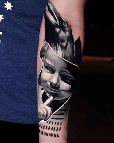 Foto via @davepaulo_tattooartist Fremveksten av denne stilen med svart-grå tatovering er et resultat av endringen vi har sett i tatoveringskulturen-som beveger seg bort fra stiv tradisjon og inn i et landskap av kunstneriske eksperimenter.