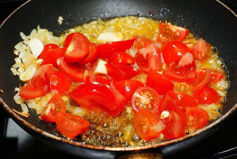 popržite luk i rajčice