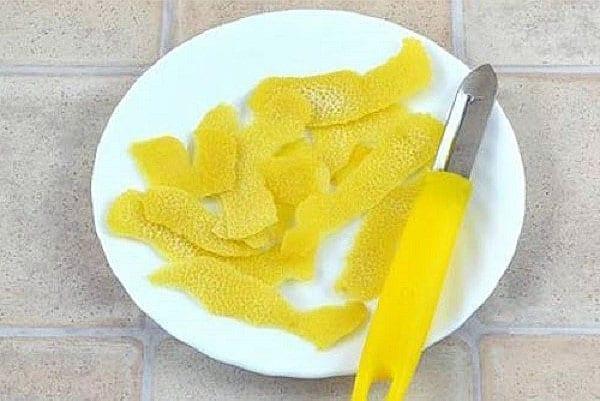 verwijder de schil van een citroen