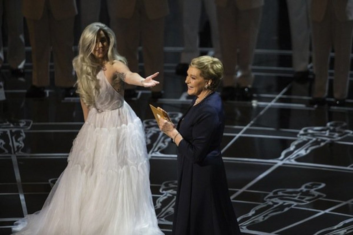 Lady Gaga med Julie Andrews på 87. Academy Awards