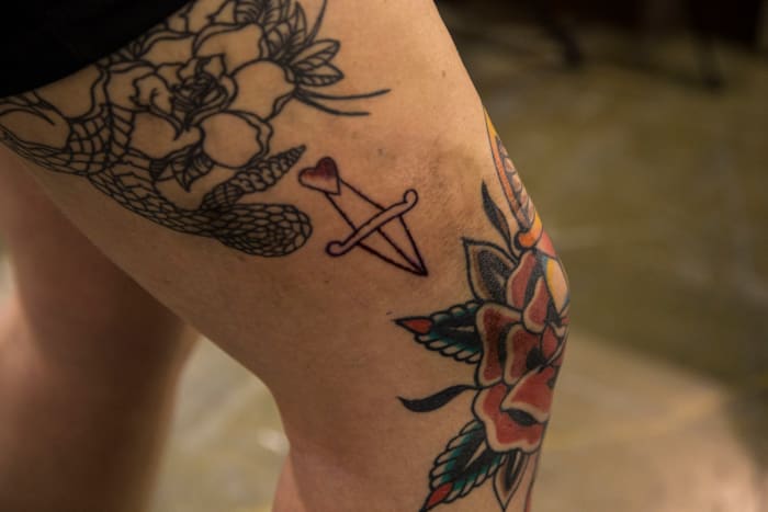 (Egy résztvevő pózolt a kamerának, miután az egyik művész tetoválta. Fotó: Emmanuel Ureña)