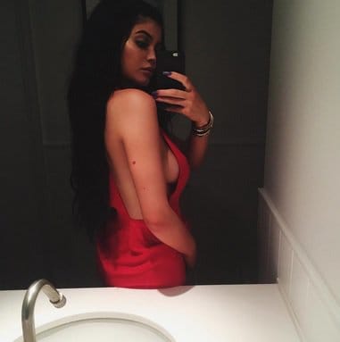 Kylie Jenner har eksperimentert med bittesmå tatoveringer siden hun fikk en miniatyrhjerte på armen i 2015, og da sosiale medier og Lip Kit -dronningen gikk ut på nyttårsaften i fjor, var det med en liten 