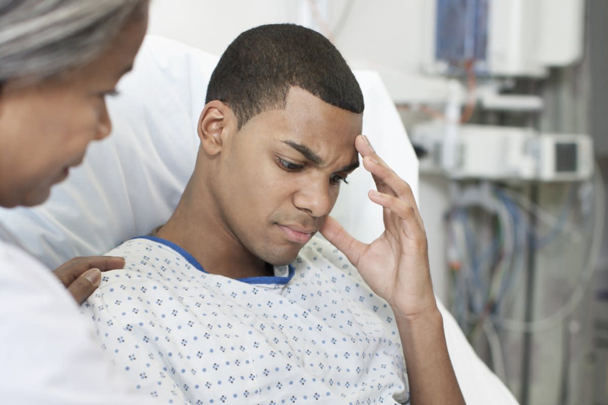 Legen snakker med en urolig pasient på sykehuset