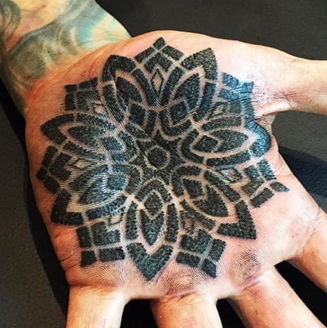 Artwork/Fotó: Brian GecklePain a Pleasure - nem tudjuk. Ez a tetoválás biztosan benne van. Minden szimmetrikus, és a vonalak tiszták, elegendő rés van közöttük.